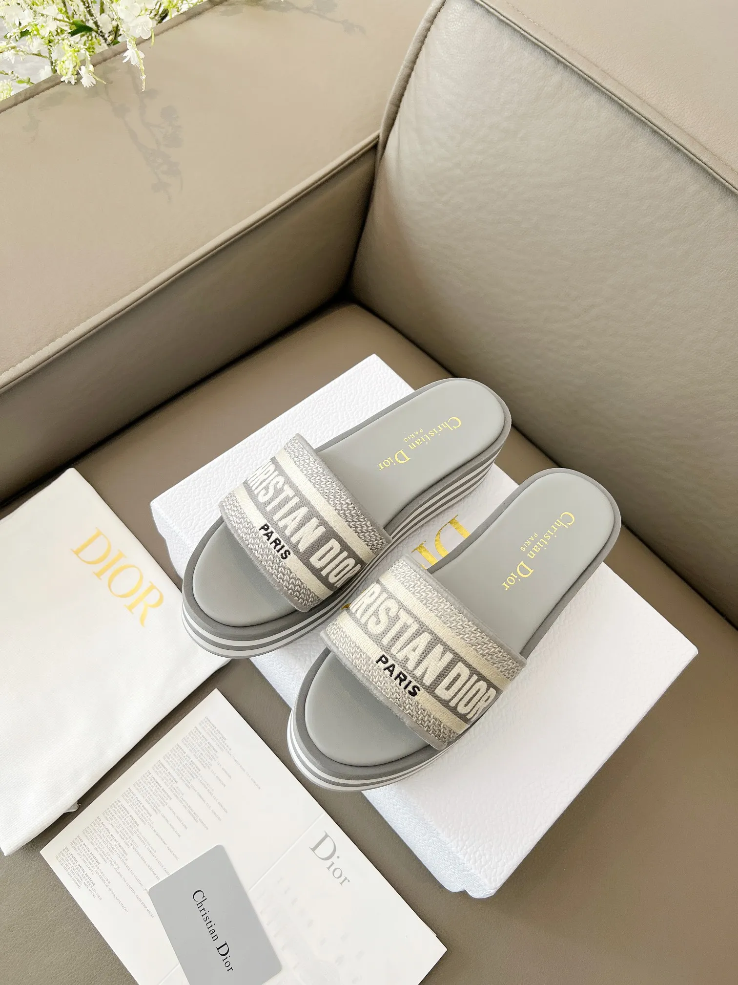 👟👟Ex-factory price 480👟👟 Dior's new spring and summer IVIETA DWAY jelly-colored flat-soled one-slip women's shoes with CD letter logo three-dimensional embroidery thick-soled round toe open-toe slippers. The original version is developed to be the top version on the market. It feels soft and delicate on the feet and is extremely comfortable. Material: Upper imported raffia electric embroidery high-temperature water-soluble cotton technical fabric + water-dyed cowhide foot pad lining + original consistent combination outsole Outsole: original outsole Size: 35-42 (40.41.42 custom-made, non-refundable and non-exchangeable)